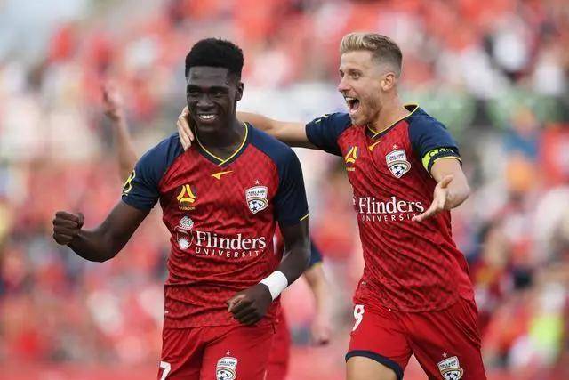 穆勒社媒晒与弟弟合影：圣诞快乐